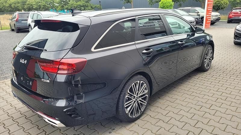 Neu Kia Ceed Sportswagon GT-Line 140 PS (102 kW) 2025 Rot Kombi