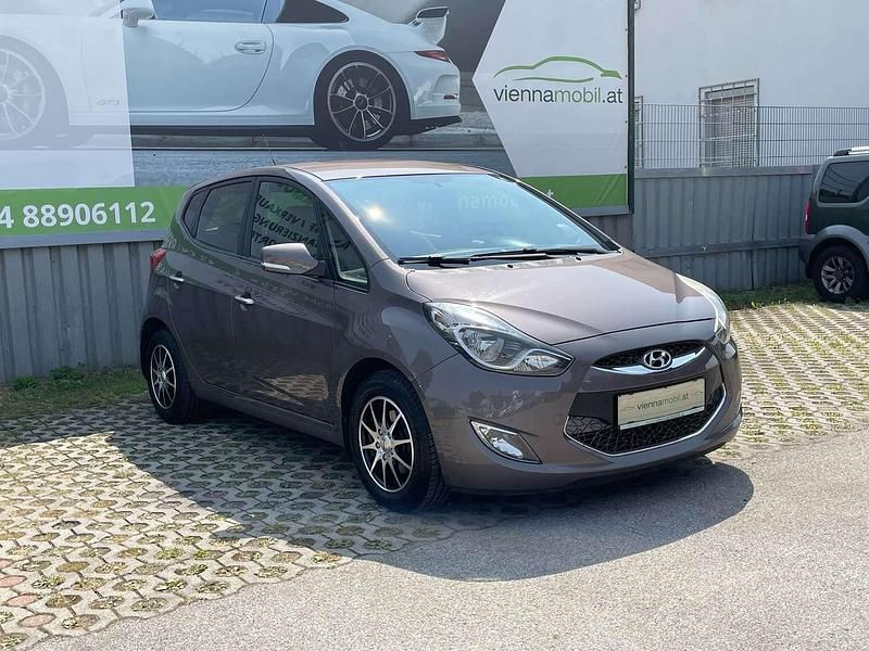 Braun Gebraucht 2011 Hyundai ix20 Comfort Kleinwagen | € 4.950 - Bild 1/4