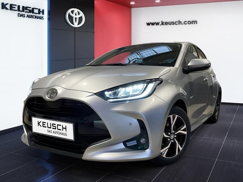 Silber Gebraucht 2025 Toyota Yaris Hybrid Active Kleinwagen | € 23.990 - Bild 1/4
