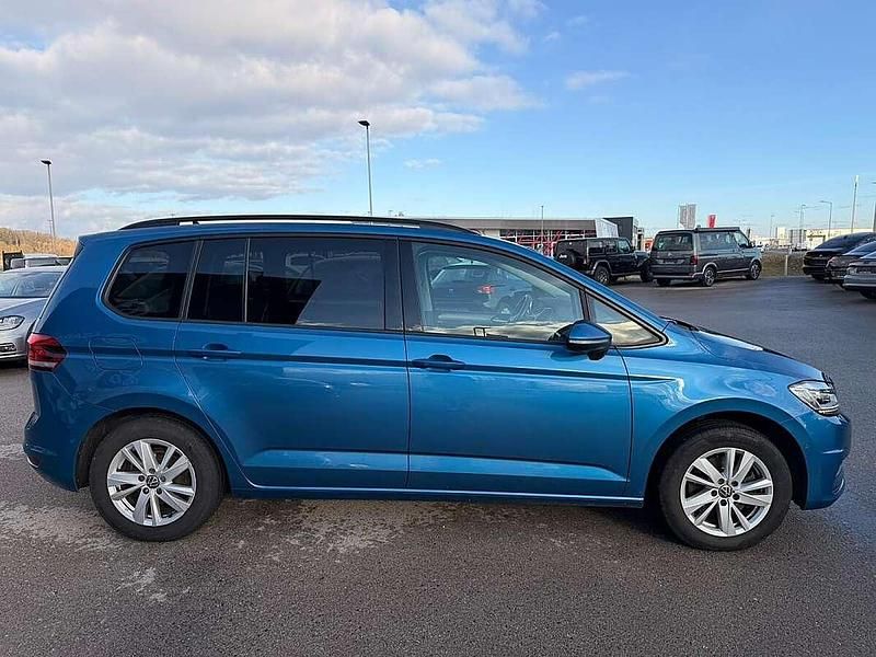 Gebraucht VW Touran Comfortline 122 PS (89 kW) 2022 Blau Van / Kleinbus