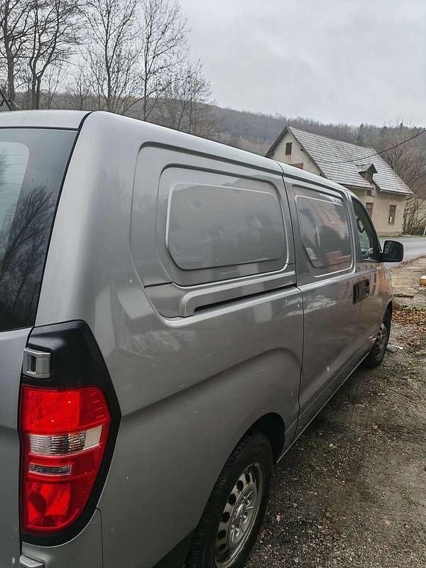 Gebraucht Hyundai H-1 116 PS (85 kW) 2016 Silber Van / Kleinbus