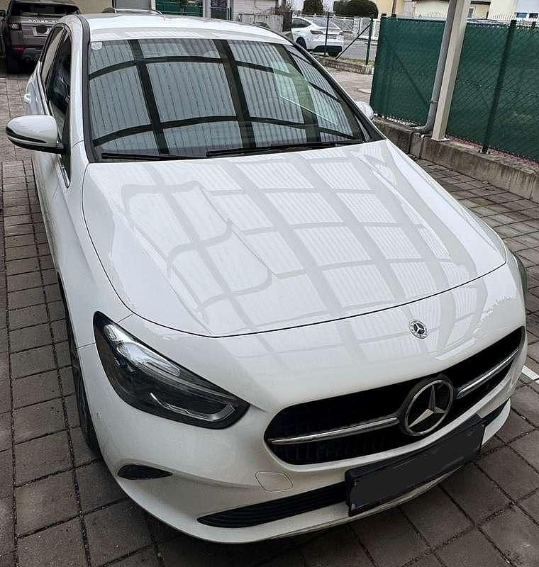 Gebraucht Mercedes B180 116 PS (85 kW) 2023 Weiß Van / Kleinbus