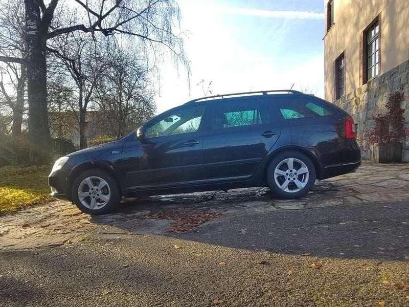 Schwarz Gebraucht 2012 Skoda Octavia Family Kombi | € 5.990 (Teuer) - Bild 1/4