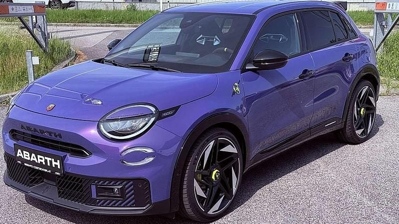 Violett Gebraucht 2025 Abarth 600e Scorpionissima SUV | € 46.600 - Bild 1/4