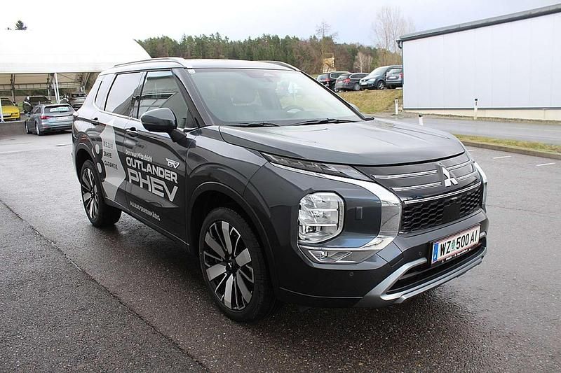 Gebraucht Mitsubishi Outlander P-HEV 136 PS (100 kW) 2025 Grau SUV