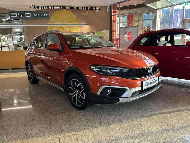 Gebraucht Fiat Tipo Cross 131 PS (96 kW) 2022 Orange Van