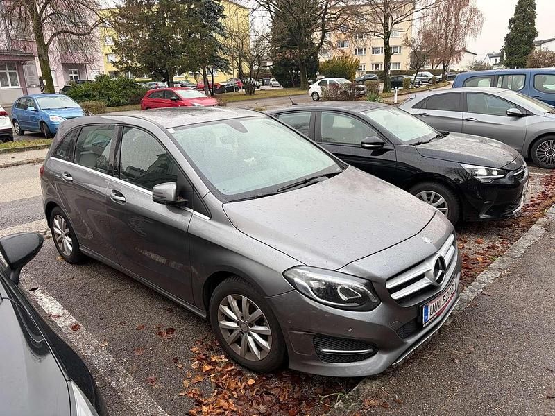 Grau Gebraucht 2017 Mercedes B180 Van / Kleinbus | € 14.500 (Superpreis) - Bild 1/4
