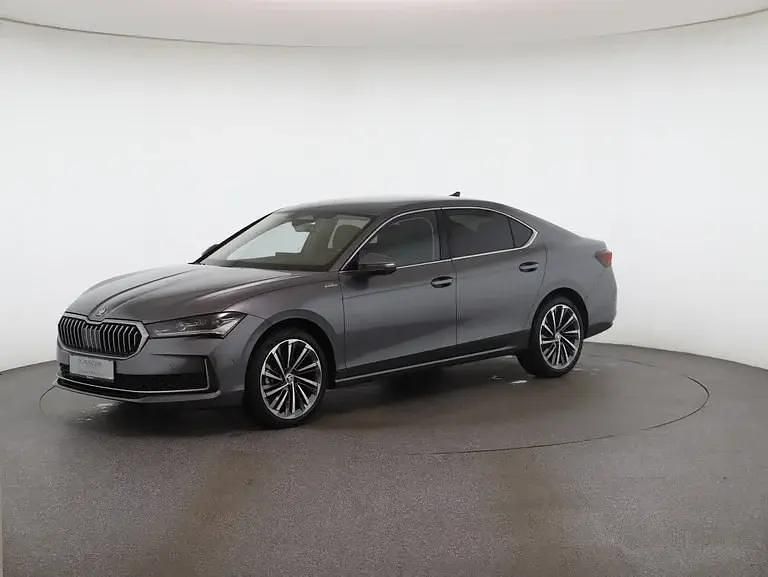 Mittelgrau metallic Gebraucht 2025 Skoda Superb LAURIN & KLEMENT | € 47.990 - Bild 1/4