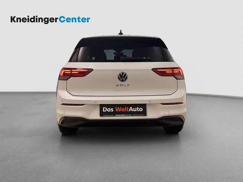 Gebraucht VW Golf VIII Life 115 PS (84 kW) 2023 Weiss  metallicperleffekt Limousine