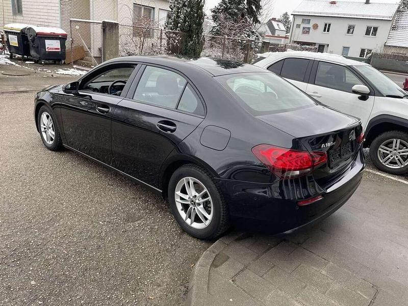 Gebraucht Mercedes A180 116 PS (85 kW) 2020 Schwarz Limousine