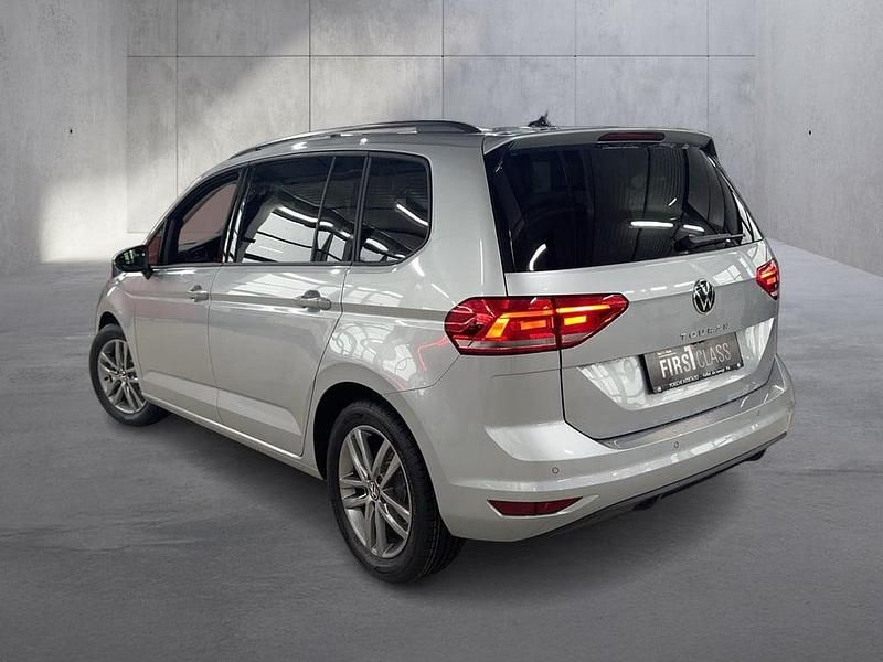 Neu VW Touran 150 PS (110 kW) 2025 Silber  metallic Van / Kleinbus