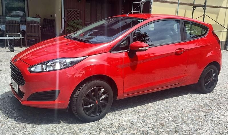 Rot Gebraucht 2014 Ford Fiesta Trend Kleinwagen | € 4.500 (Fairer Preis) - Bild 1/4