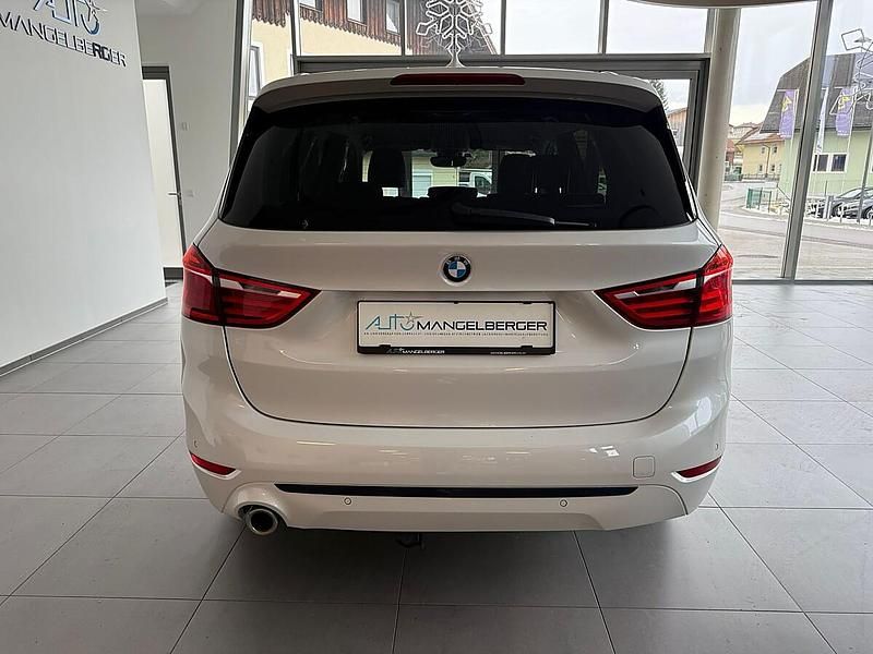Gebraucht BMW 218 Gran Tourer Sport Line 140 PS (102 kW) 2019 Mineralweiss metallic Van / Kleinbus