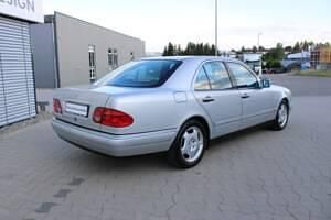 Silber Gebraucht 1998 Mercedes E280 Limousine | € 4.650 - Bild 1/4