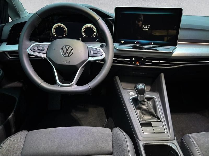 Neu VW Golf VIII 115 PS (84 kW) 2025 Mittelblau  normal Limousine