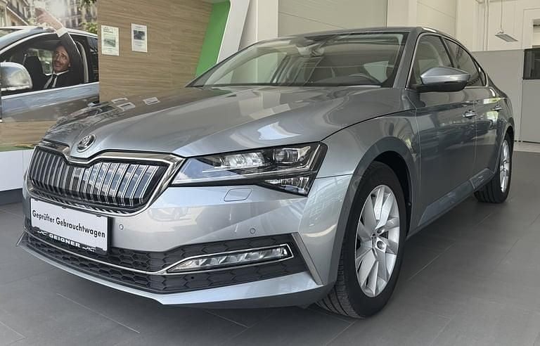Dunkelgrau metallic Gebraucht 2020 Skoda Superb Style | € 20.990 (Superpreis) - Bild 1/4