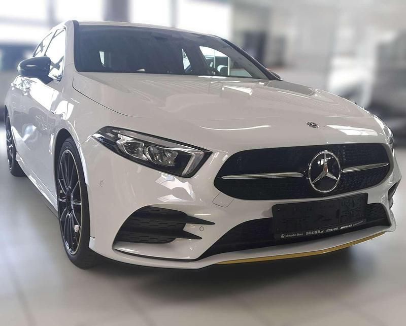 Weiß Gebraucht 2018 Mercedes A180 AMG line Limousine | € 20.400 (Fairer Preis) - Bild 1/4