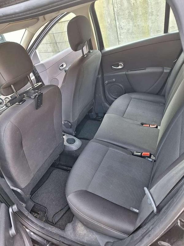 Gebraucht Renault Clio GrandTour Dynamique 103 PS (75 kW) 2011 Schwarz Kombi