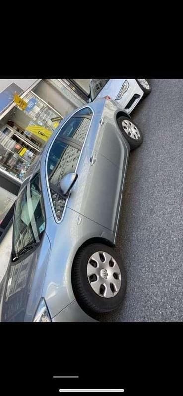 Grau Gebraucht 2013 Opel Astra Edition Limousine | € 6.250 (Fairer Preis) - Bild 1/4