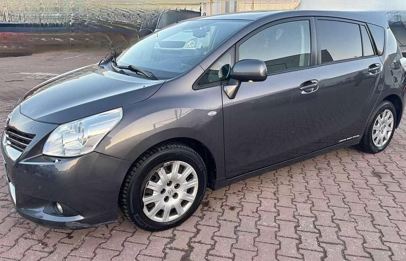 Grau Gebraucht 2010 Toyota Corolla Verso Van / Kleinbus | € 2.300 - Bild 1/4