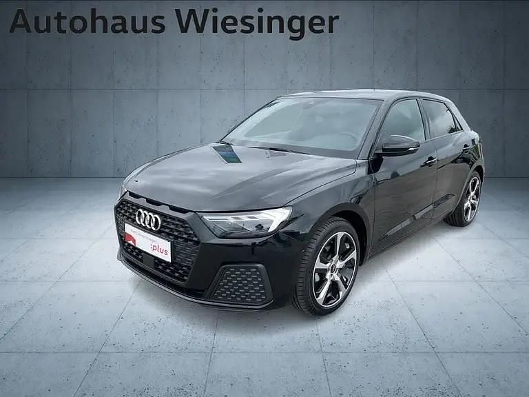 Schwarz metallicperleffektno Neu 2025 Audi A1 Sportback Ambiente Kleinwagen | € 31.600 (Fairer Preis) - Bild 1/4