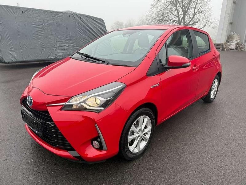 Rot Gebraucht 2018 Toyota Yaris Active Limousine | € 12.590 - Bild 1/4