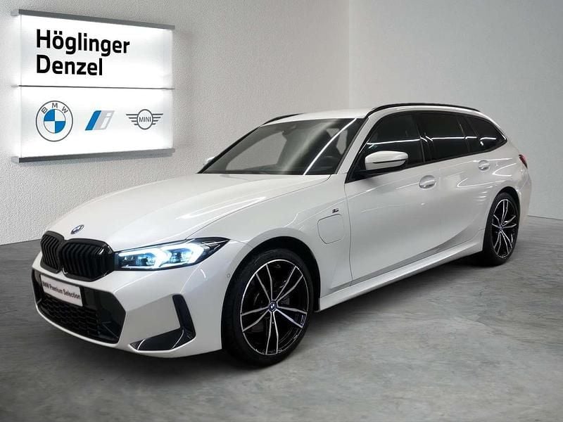 Gebraucht BMW 330e 184 PS (135 kW) 2023 Mineralweiß Kombi