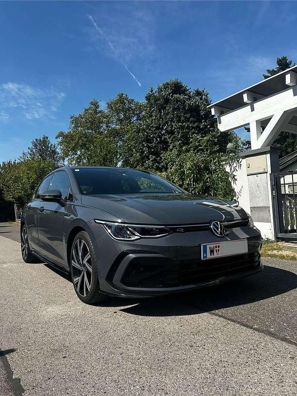 Grau Gebraucht 2021 VW Golf VIII R-line Kleinwagen | € 23.400 (Fairer Preis) - Bild 1/4