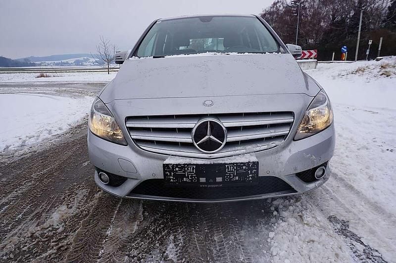 Grau Gebraucht 2014 Mercedes B180 Edition Van / Kleinbus | € 10.990 (Fairer Preis) - Bild 1/4