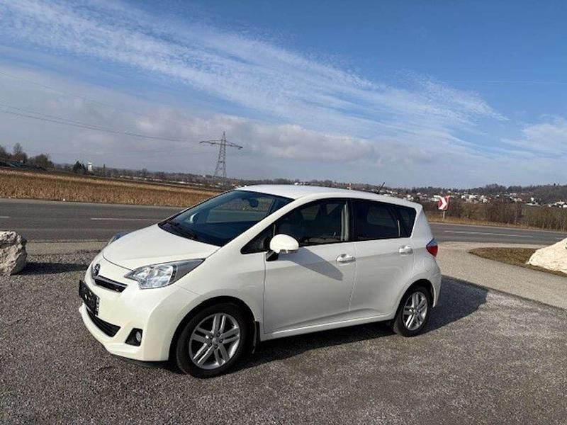 Gebraucht Toyota Verso-S Active 90 PS (66 kW) 2011 Weiß Van / Kleinbus