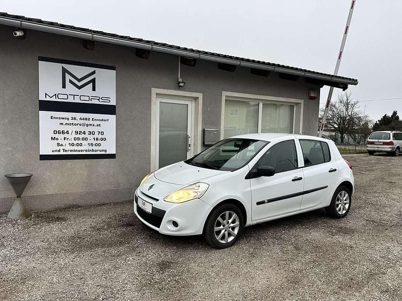 Weiß Gebraucht 2011 Renault Clio II Limousine | € 3.999 - Bild 1/4