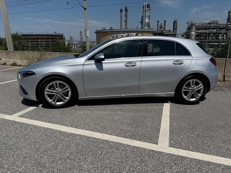 Gebraucht Mercedes A180 116 PS (85 kW) 2023 Silber Limousine