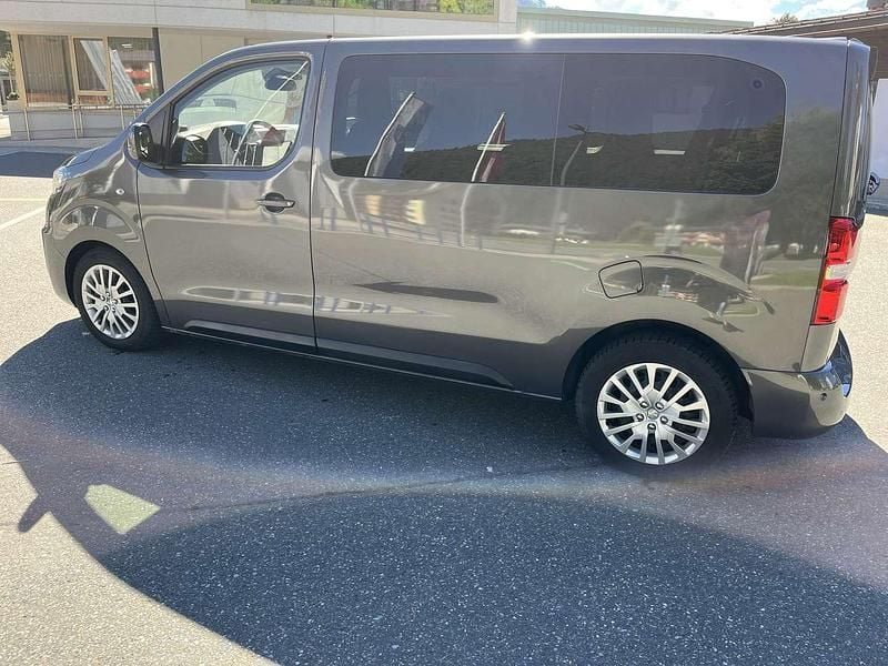 Grau Gebraucht 2017 Peugeot Traveller Allure Van / Kleinbus | € 29.500 (Fairer Preis) - Bild 1/4