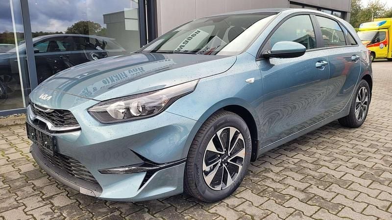 Neu Kia Ceed 140 PS (102 kW) 2025 Grau Kleinwagen