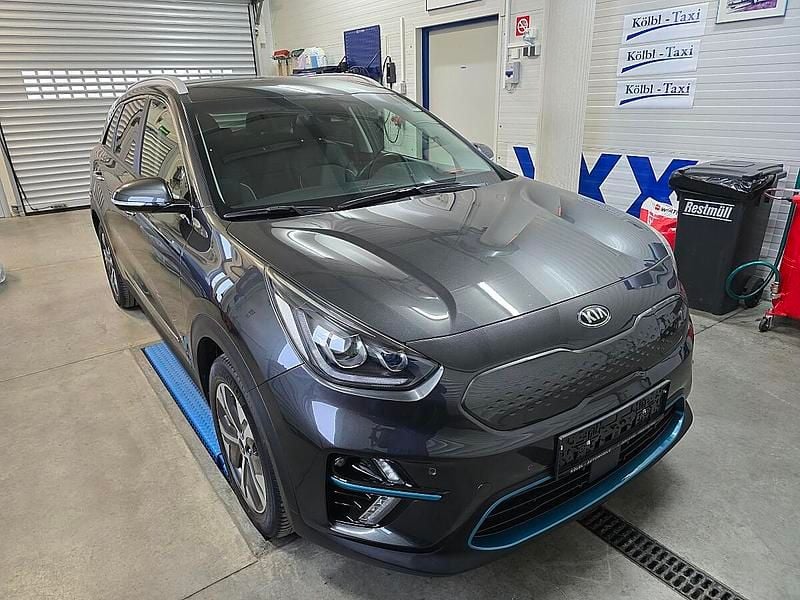 Grau Gebraucht 2021 Kia e-Niro Gold SUV | € 19.990 (Guter Preis) - Bild 1/4
