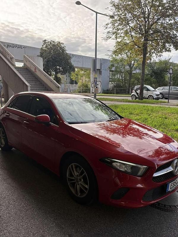 Gebraucht Mercedes A180 116 PS (85 kW) 2019 Rot Kleinwagen