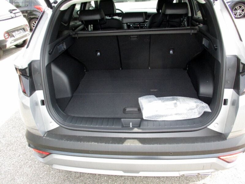 Gebraucht Hyundai Tucson 159 PS (116 kW) 2023 Shimmering silver / schwarz SUV