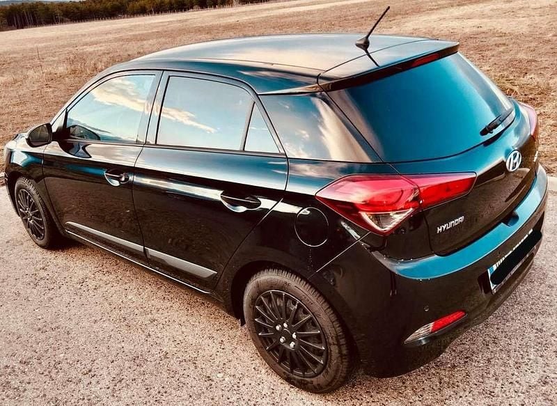 Gebraucht Hyundai i20 Edition 83 PS (61 kW) 2017 Schwarz Limousine
