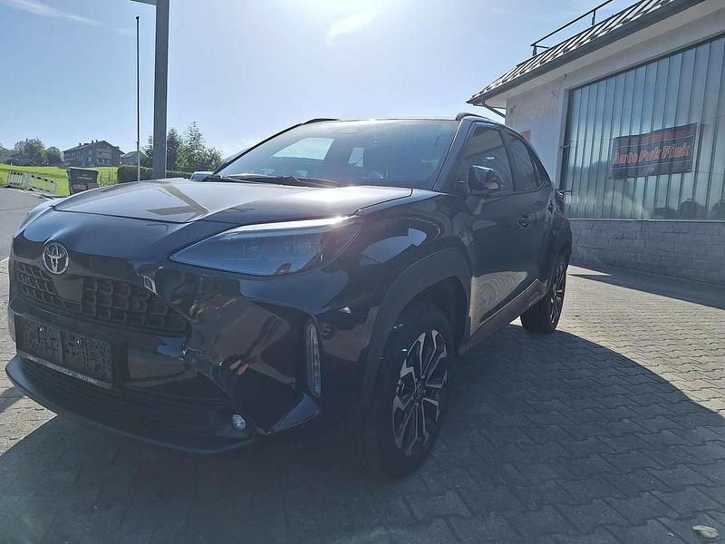 Schwarz Gebraucht 2025 Toyota Yaris Active Limousine | € 29.900 (Etwas zu teuer) - Bild 1/2