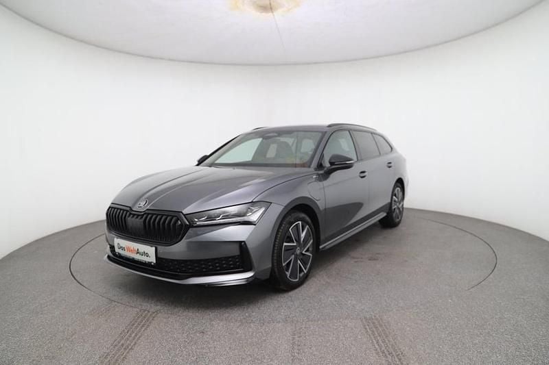 Neu Skoda Superb SportLine 204 PS (150 kW) 2026 Mittelgrau  metallic Kombi