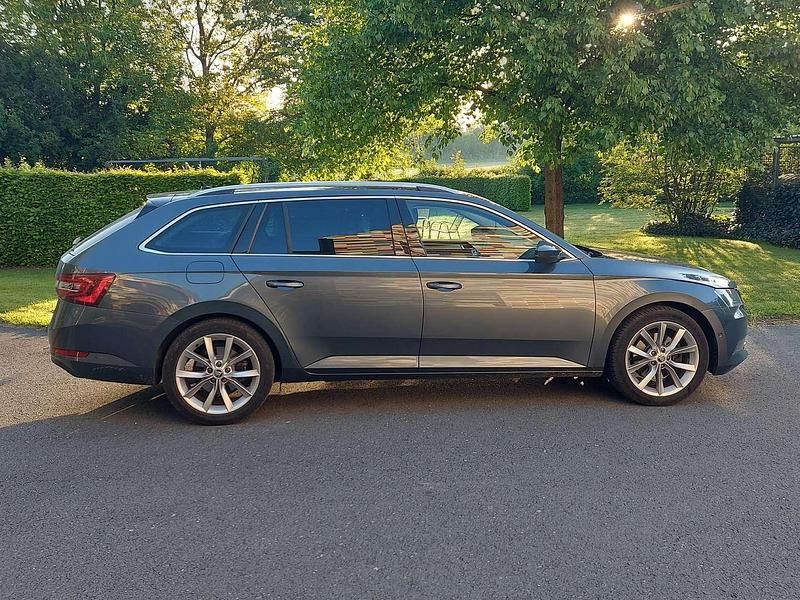 Grau Gebraucht 2019 Skoda Superb Style Kombi | € 18.800 (Superpreis) - Bild 1/4