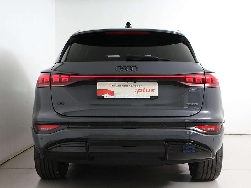 Neu Audi Q6 e-tron Ambiente 284 kW (387 PS) 2025 Hellgrau  metallic SUV