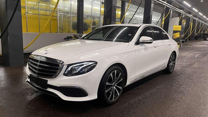 Gebraucht Mercedes E220 Exclusive 194 PS (142 kW) 2017 Weiß Limousine