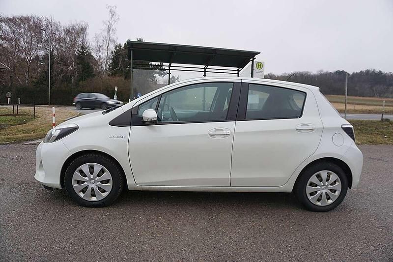 Gebraucht Toyota Yaris Hybrid Active 75 PS (55 kW) 2014 Weiß Limousine