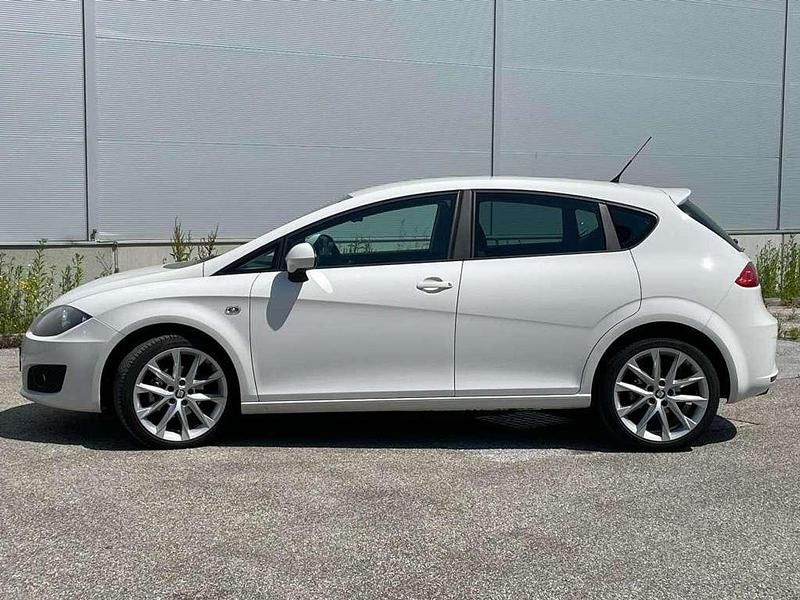 Weiß Gebraucht 2011 Seat Leon Style Limousine | € 5.999 (Etwas zu teuer) - Bild 1/4