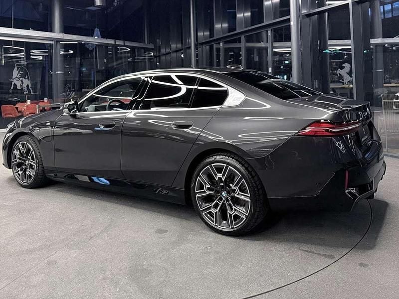 Gebraucht BMW 550e Comfort Edition 313 PS (230 kW) 2025 Grau Limousine