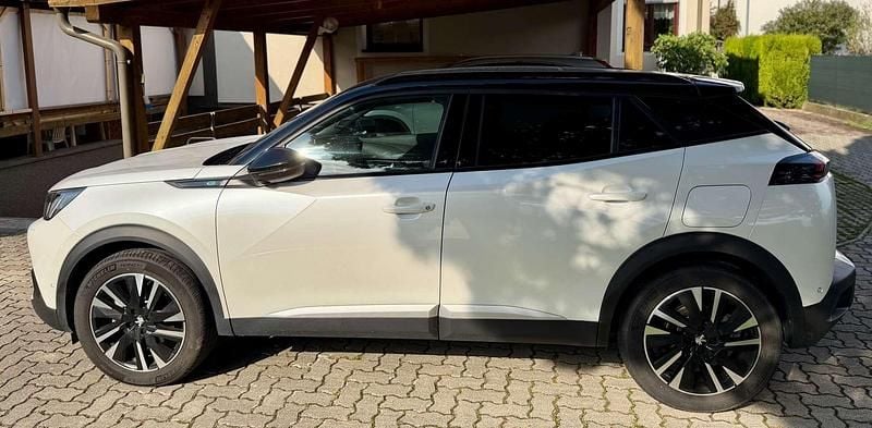 Weiß Gebraucht 2021 Peugeot e-2008 GT SUV | € 21.100 (Fairer Preis) - Bild 1/4