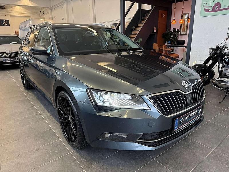 Grau Gebraucht 2019 Skoda Superb Style Kombi | € 17.990 (Fairer Preis) - Bild 1/4