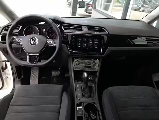 Gebraucht VW Touran 150 PS (110 kW) 2022 Purewhite Van / Kleinbus