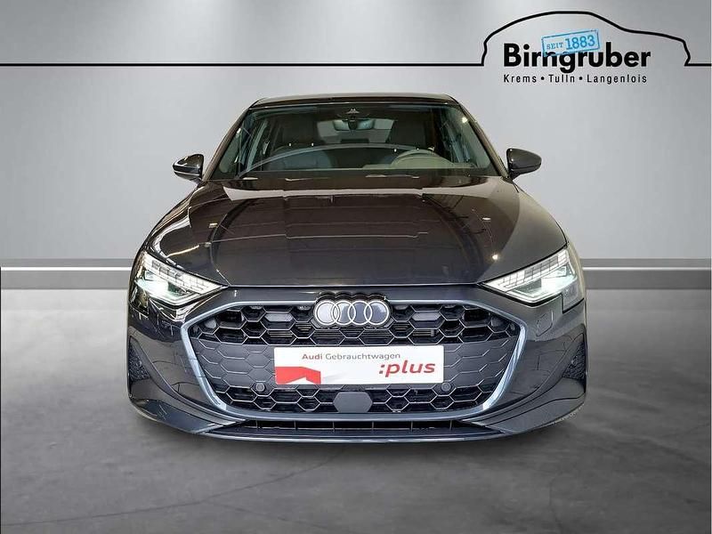 Neu Audi A3 Ambiente 116 PS (85 kW) 2025 Hellgrau  metallic Limousine